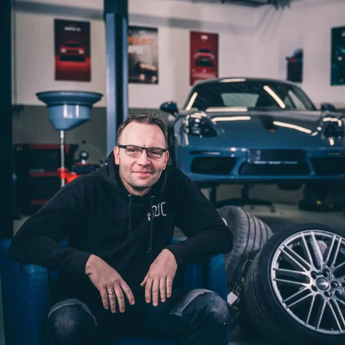 Mitarbeiter von MUC Motors zwischen Kompletträdern in der Werkstatt