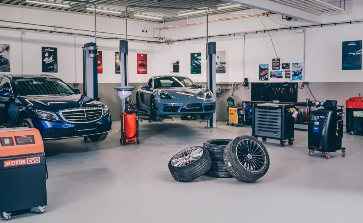 Werkstatthalle von MUC Motors in Landshut mit Hebebühnen, Mercedes-Benz, Porsche und Kompletträdern